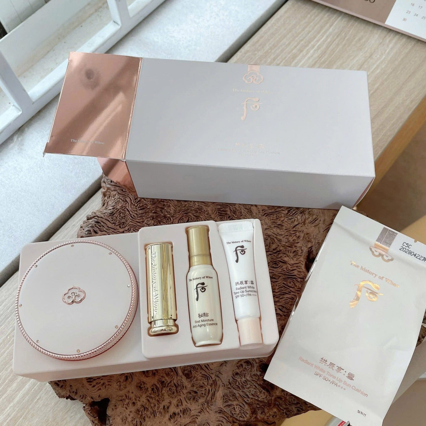 Set phấn nước dưỡng trắng da Radiant White Moisture Cushion Foundation (kèm son dưỡng, kcn, serum mini) của THE HISTORY OF WHOO
