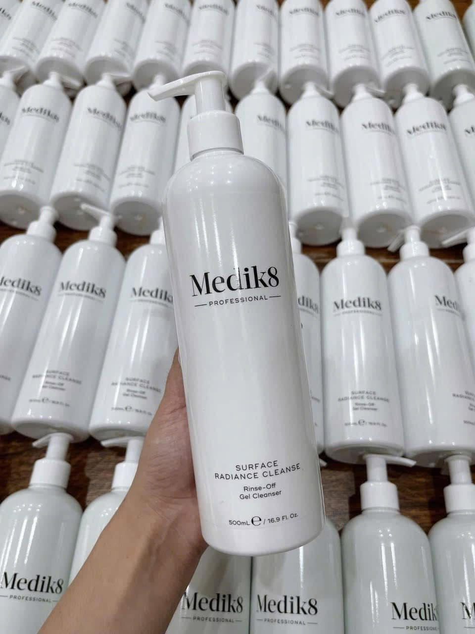 Sữa rửa mặt MEDIK8 Surface Radiance Cleanser