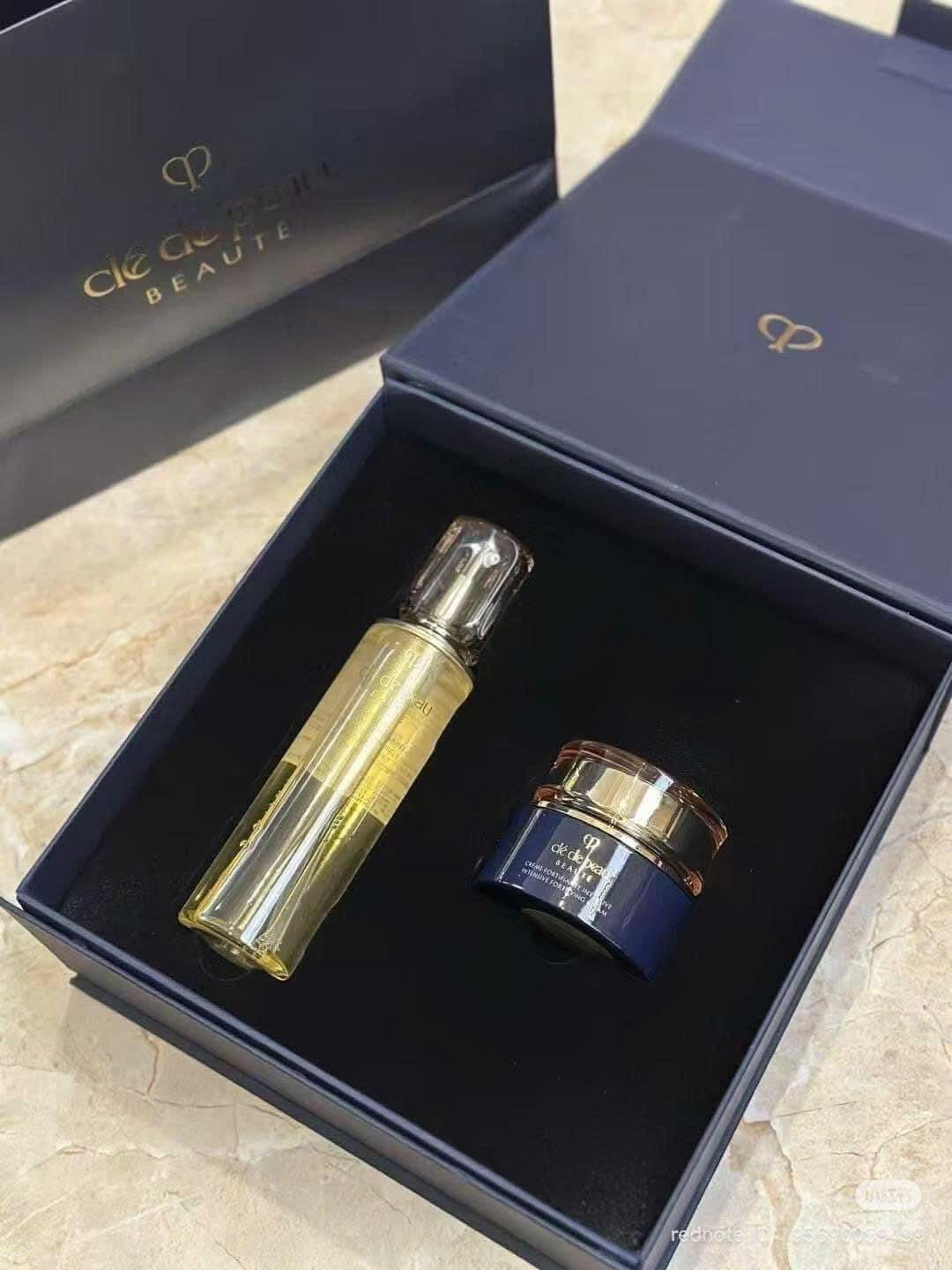 Set gift dưỡng đêm và nước thần vàng CLE DE PEAU Ultimate Daily Cream Care