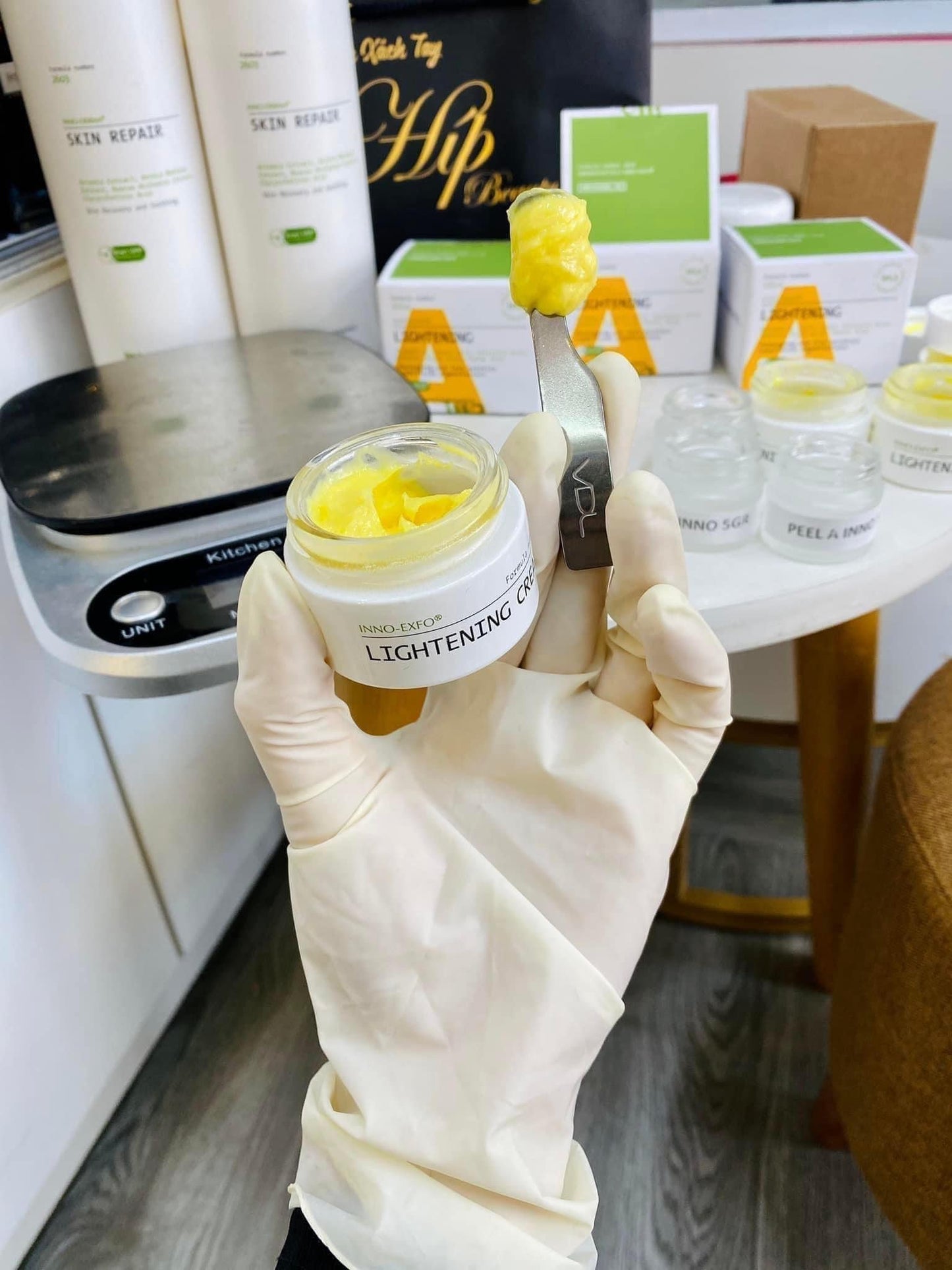Kem Peel tái tạo đều màu da, giảm mụn VITAMIN A 5% INNOAESTHETICS Inno Exfo Lightening 15g