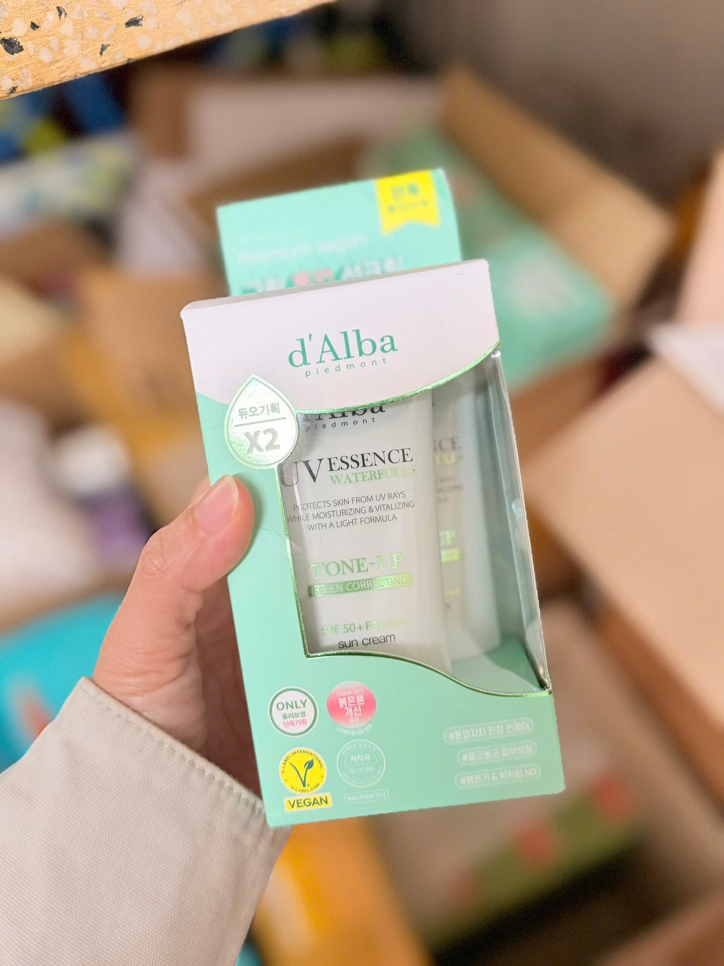 Kem chống nắng dưỡng ẩm chống lão hoá D’ALBA UV Essence Waterfull SPF50+ PA++++ 50ml
