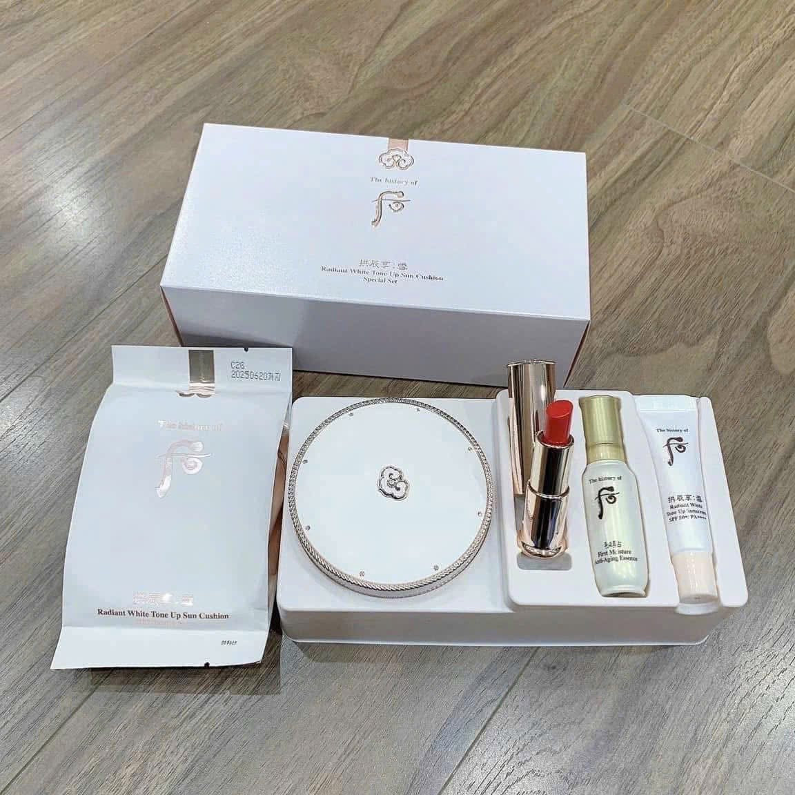 Set phấn nước dưỡng trắng da Radiant White Moisture Cushion Foundation (kèm son dưỡng, kcn, serum mini) của THE HISTORY OF WHOO