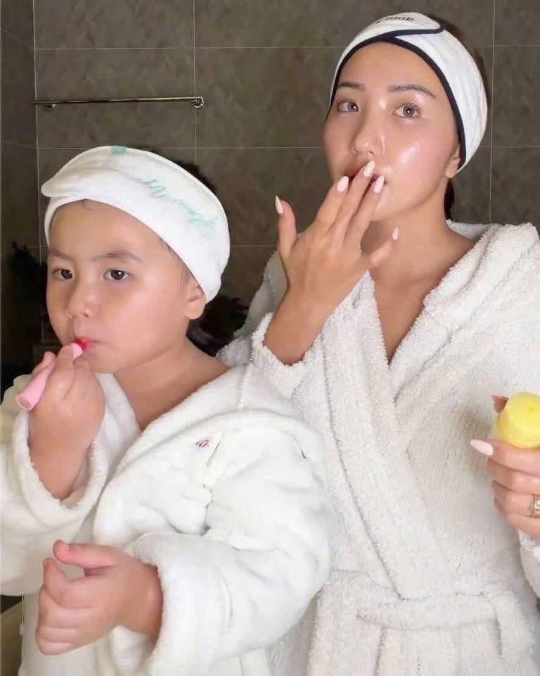 Son dưỡng môi có màu cho bé GOONGBE (Đức)