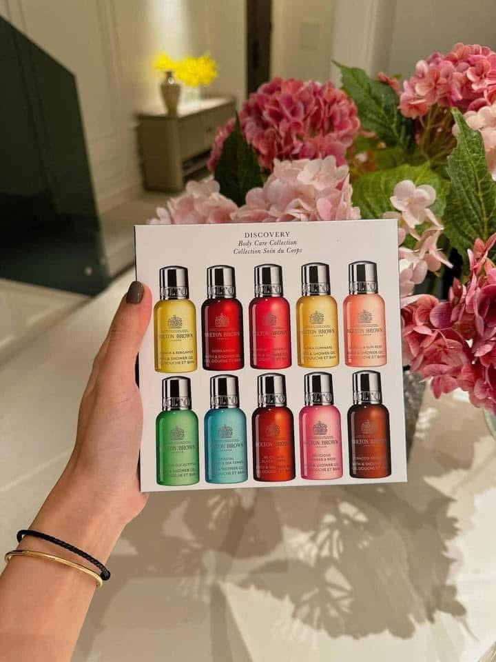 Sữa tắm MOLTON BROWN 30ml trong set Discovery Bathing Collection (set 10 chai)